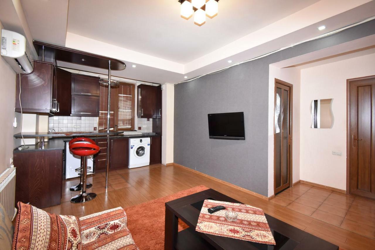 Apartments In Center Of Yerevan,Koghbatsi 1A Street Zewnętrze zdjęcie